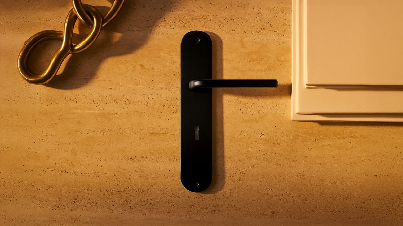 Black TIDLO 509 backplate handle placed on a marble surface