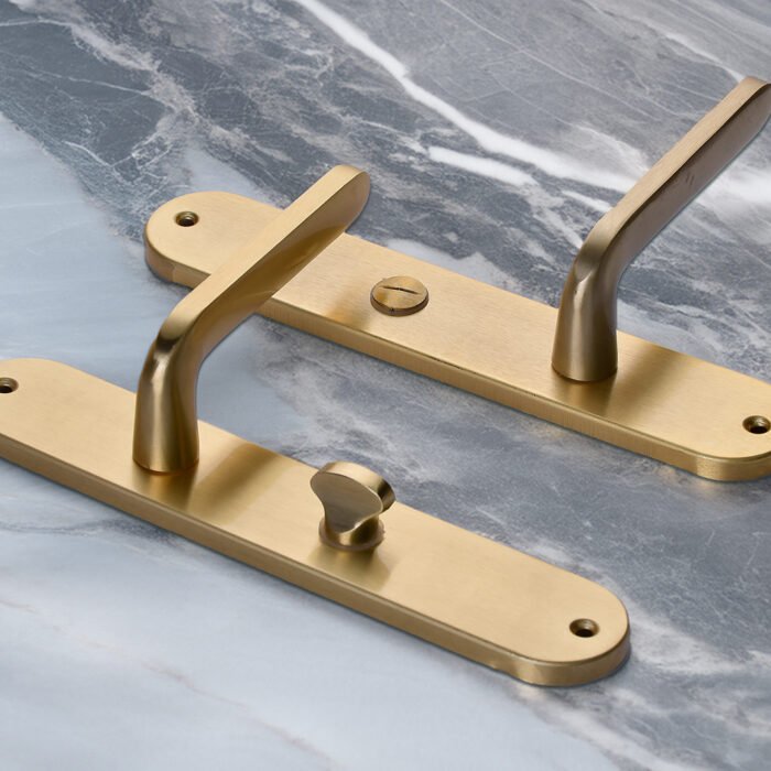 TIDLO 509 gold bathroom handle placed on a marble surface